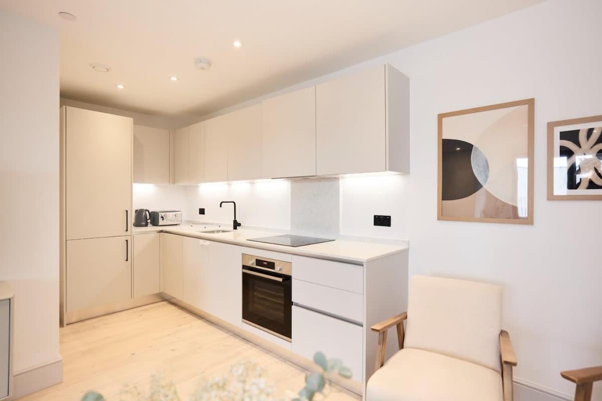 The South Wimbledon Escape - Lovely 3bdr With Balcony *