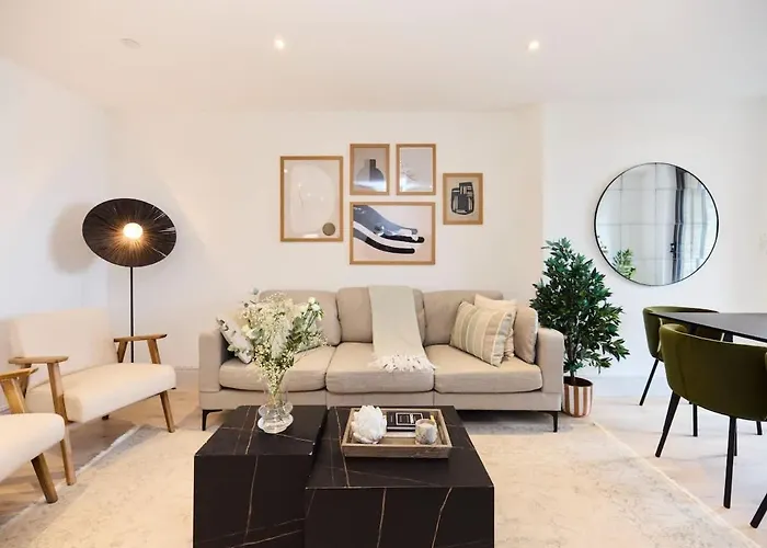 The South Wimbledon Escape - Lovely 3Bdr With Balcony