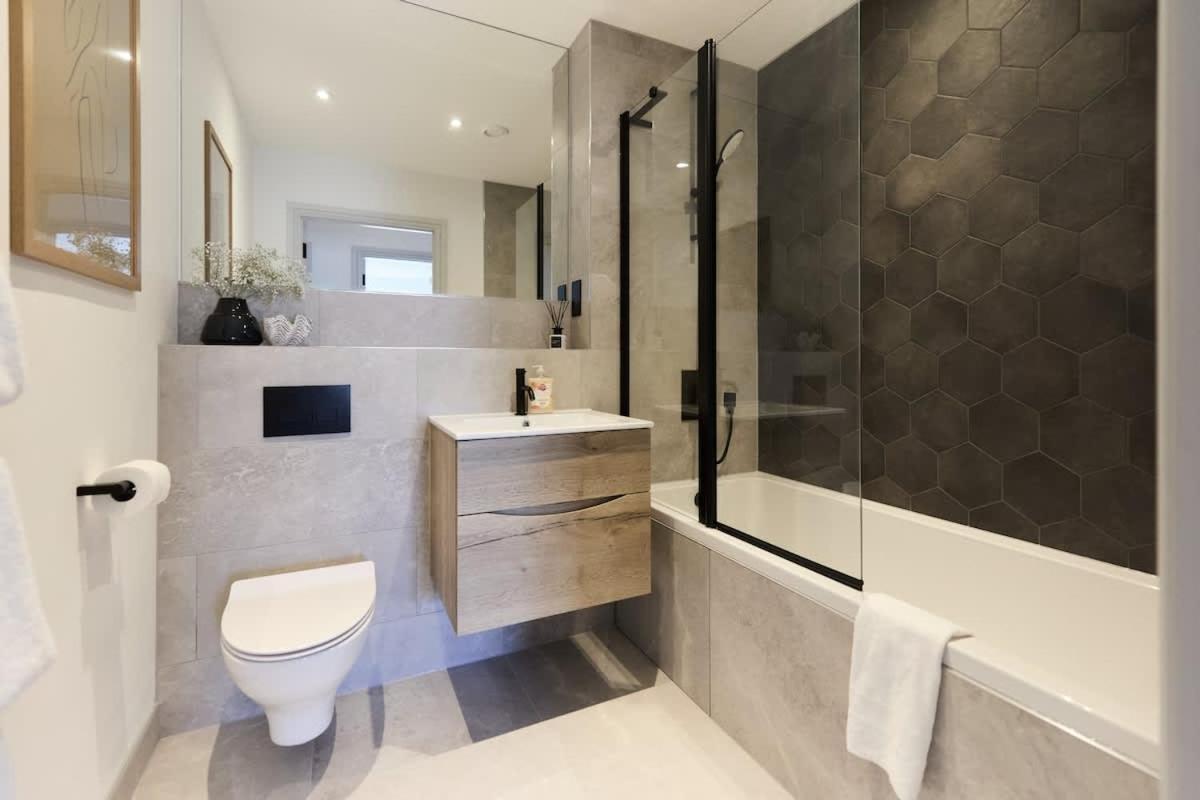 The South Wimbledon Escape - Lovely 3bdr With Balcony * Londres